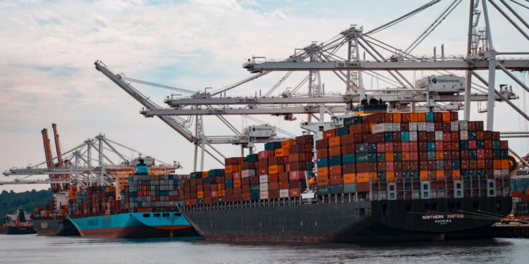 porto de navios para exportação photo by andy li, from unsplash